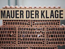 Eine "Mauer der Klage" ist in der Basilika Vierzehnheiligen in Bad Staffelstein (Oberfranken) zu sehen. Die Mauer soll Besuchern in der österlichen Bußzeit Gelegenheit geben, ihre Sorgen und Nöte auf einen Zettel zu schreiben und in die Mauerritzen zu stecken.