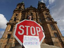 Die Gründerin einer Selbsthilfegruppe für missbrauchte Ministranten, Sigrid Behm, protestiert vor der Basilika Vierzehnheiligen gegen Kinderschänder in der katholischen Kirche.