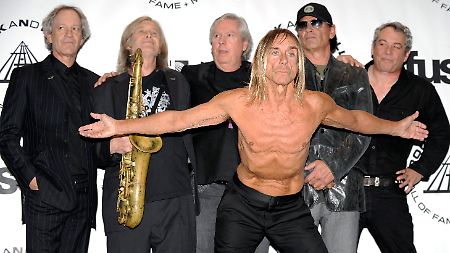 Iggy Pop (wie fast immer mit nacktem Oberkörper) mit  Alt- und Neumitgliedern der Stooges: Scott Asheton (2v.r.), James Williamson (3v.l.), Scott Thurston (l), Steve Mackay (2.v.l.) und Mike Watt (r).