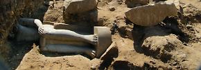 Erst Anfang März hatten Archäologen auf dem Gelände des Totentempels von Amenhotep III. in Theben-West bei Luxor zwei großartige Statuen des Pharaos entdeckt 
