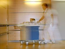 Viele Einrichtungen, die auf  Zivildienstleistende angewiesen sind, sehen schwarz. Sie fürchten bei einer reduzierten Wehrpflicht, dass sich die Ausbildung von Zivildienstleistenden nicht mehr lohnt.