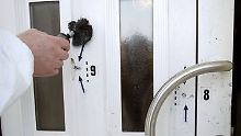 Ein Polizist sichert in Anhausen die Schussspuren.