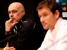 VfB-Trainer Christian Gross mit Torhüter Jens Lehmann.  Bei einem 1:1 gäbe es Verlängerung. Bringt die keine Entscheidung, hängt alles an Lehmann.
