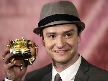 Keine Rührschüssel, sondern die "Hasty Pudding-"Trophäe: Timberlake wurde in diesem Jahr mit der nicht ganz ernstzunehmenden Auszeichnung der renommierten Harvard-Universität bedacht.