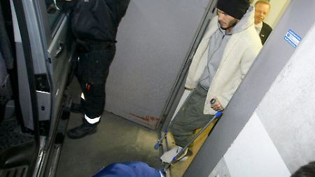 David Beckham verlässt die Spezialklinik in Finnland auf Krücken. Die Operation an der Achillessehne ist geglückt.