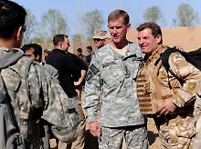 General McChrystal (Mitte links) bei US-Soldaten in Afghanistan.