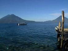 Am Atitlan, dem drittgrößten See Guatemalas. Er liegt etwa 1500 Meter über dem Meeresspiegel und st umgeben von Vulkanen.