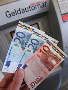 Das Fremdgehen kann ins Geld gehen: Wer 50 Euro zieht, zahlt dafür bis zu 10 Euro Gebühren.