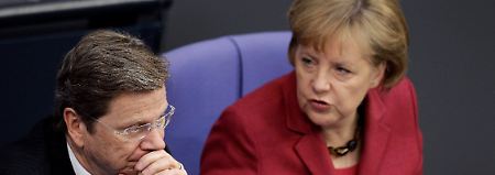 Westerwelle und Merkel bei der Haushaltsdebatte im Bundestag.