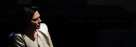 Licht und Schattten: Aigner im Bundestag.