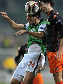 Claudio Pizarro im innigen Zweikampf mit Valencias Angel Dealbert. Der Ball war in Bremen 90 Minuten lang hartumkämpft.