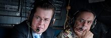 Guttenberg und Schneiderhan während eines Fluges nach Kabul.