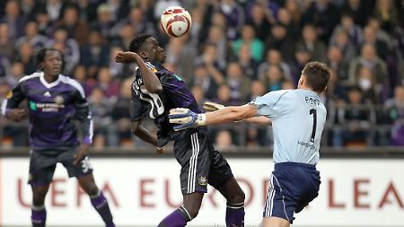 HSV-Keeper Frank Rost war von Anfang an vielbeschäftigt, hier klärt er vor Anderlechts Cheikhou Kouyate. 