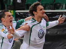Als alle im Stadion mit einem Elfmeterschießen rechnete, schoss Christian Gentner den VfL in den siebten Fußballhimmel - und ins Viertelfinale.