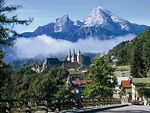 Blick auf Berchtesgaden mit dem Watzmann im Hintergrund.