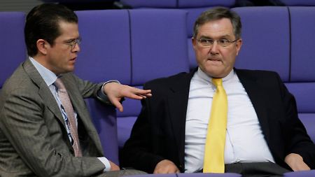 Verteidigungsminister Guttenberg, hier mit seinem Vorgänger Jung, muss sich am 22. April selbst verteidigen. 