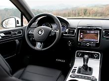 Außer edlen Hölzern bietet VW für die Dekorelemente und Einlagen auch mattes Aluminium und Glanzlack an.