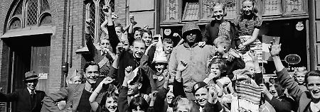 Spontane Freudenfeier nach der Befreiung von Maastricht durch die Amerikaner, 25. September 1944. 