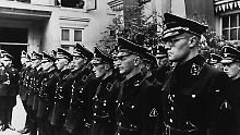 Mitglieder der niederländischen SS, später umbenannt in "Germanische SS in den Niederlanden" (Archivbild vom 9. Oktober 1941). 