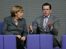 Die Fragen nehmen zu: Guttenberg muss nicht nur der Kanzlerin sein Verhalten erklärten.