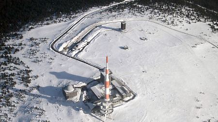 Das Harzvorland ist schon längst schneefrei, aber auf dem Brocken hält sichs noch.
