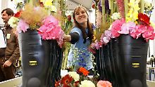 Gummistiefel als Blumenvasen: Floristen müssen sich immer wieder etwas Neues beim Gestalten von Blumenkreationen einfallen lassen.