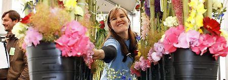 Gummistiefel als Blumenvasen: Floristen müssen sich immer wieder etwas Neues beim Gestalten von Blumenkreationen einfallen lassen.