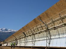 Erfahrungen in der Praxis: Auf einer Hochebene im Süden Spaniens läuft seit letzten Sommer ein solarthermisches Großkraftwerk im Regelbetrieb.