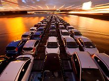 Beispiel-Neuwagen auf einem Binnenschiff bei Düsseldorf: Der Hersteller Ford produziert in Köln und exportiert sein Fahrzeuge über den Rhein und den niederländischen See-Hafen Vlissingen nach ganz Europa.