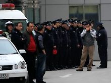 Polizeiaufgebot vor dem Gerichtsgebäude in Shanghai. 