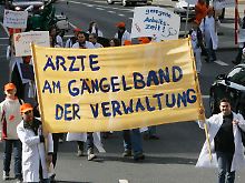 Rund 500 angestellte Ärzte gingen in Köln auf die Straße.