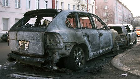 Ein ausgebranntes Auto in Berlin-Friedrichshain (Bild vom 25. Januar 2009).