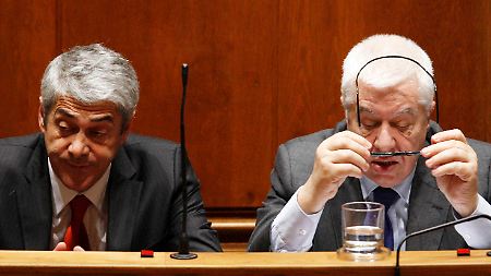 Große Sorgen mit dem Defizit: Portugals Ministerpräsident Jose Socrates (links) und Finanzminister Fernando Teixeira. 