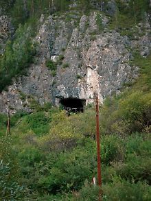 Der Eingang der Denisova-Höhle im Altai-Gebirge in Sibirien. 
