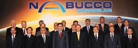 Männer, die ein riesiges Rohr verlegen lassen wollen: Spitzentreffen der Nabucco-Teilnehmerstaaten im Juli 2009 in Ankara.