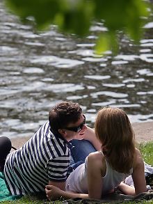 Das Paar genießt gemeinsam die ersten Sonnenstrahlen in Berlin.