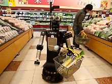 Purzelpreise im Supermarkt: Da macht selbst dieser gefühlskalte Einkaufsroboter - Teil eines Experiments mit automatischen Einkaufsassistenten - große Augen.