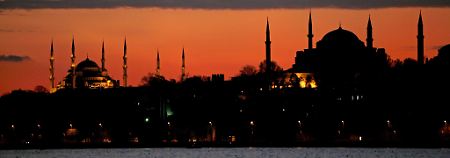 Istanbul: Sonnenuntergang hinter der Hagia Sophia und der Blauen Moschee.