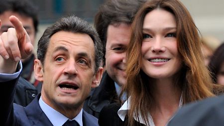 Will in einem "gewissen Frieden" leben: Carla Bruni und ihr Mann bei einem offiziellen Termin.
