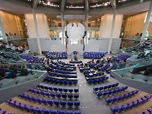 Nur wenige Parlamentarier debattieren im Deutschen Bundestag. Am Freitag begannen die Osterferien.