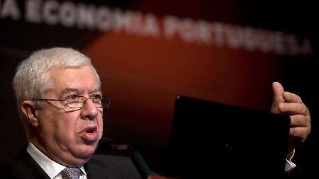 Der portugiesische Finanzminister Fernando Teixeira dos Santos sucht ein Plätzchen unter dem EU-Schirm.