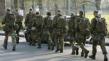 Soldaten marschieren an der General-Feldmarschall Rommel Kaserne in Augustdorf vorbei (Archivfoto).