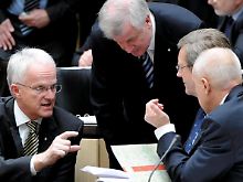 Alle auf Linie? Der Ministerpräsident des Landes Nordrhein-Westfalen, Jürgen Rüttgers (ganz links), Bayerns Ministerpräsident Horst Seehofer (Mitte) und der Ministerpräsident des Landes Niedersachsen, Christian Wulff im Bundesrat. 