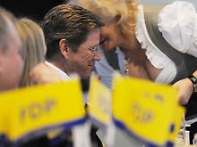 Beim politischen Aschermittwoch in Straubing spricht Westerwelle mit einer Kellnerin.