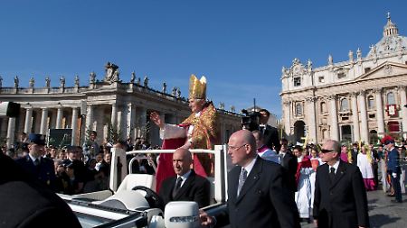 Der Papst auf dem Petersplatz in Rom.