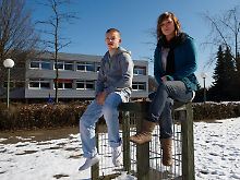 Die Neuntklässler Daniel Schramm und Janine Hoeselaars auf dem Schulhof der Hauptschule Gevelsberg. 