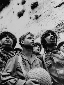 Israelische Soldaten im Juni 1967 an der Klagemauer. Israel hat Ost-Jerusalem 1967 im Sechs-Tage-Krieg besetzt und 1980 annektiert.