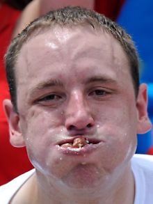 Joey Chestnu ist der Gewinner eines  Hot-Dog-Wettessens. 