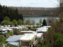Campingplatz am Pulvermaar in der Eifel.