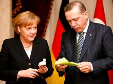 Am Rande der offiziellen Termine finden die Regierungschefs Zeit für den Austausch kleiner Gastgeschenke..